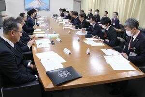 八十里越道路開通を見据えた郵便局の協力についても話題に上った「三条市と市内郵便局との連携会議」=三条市役所