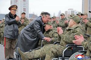 ロシアを支援するために派遣され、任務を終えて帰国した朝鮮人民軍の工兵部隊の歓迎式で、兵士をねぎらう北朝鮮の金正恩朝鮮労働党総書記(中央左)=12日、平壌(朝鮮中央通信=共同)