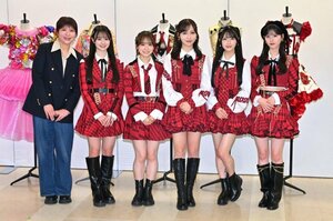 (『AKB48 大衣装展 -時代を彩った装跡-』メディア内覧会に登壇した左から)茅野しのぶ氏、伊藤百花、倉野尾成美、小栗有以、佐藤綺星、八木愛月 (C)ORICON NewS inc.