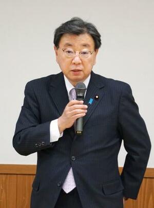 自民党の「日本国国章損壊罪」を創設する法案の作成に向けたPTの会合であいさつする松野博一座長=9日午後、東京・永田町の党本部