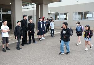 元気にあいさつする子どもたち=上越市下荒浜の八千浦小