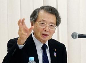 記者会見する日本商工会議所の小林健会頭=19日午後、金沢市