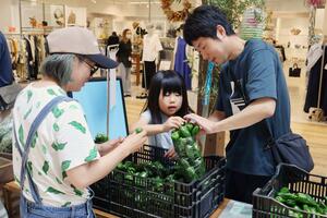 地元農家らが地場産野菜をＰＲした「上越彩食グルメマーケット」＝２７日、上越市西本町３