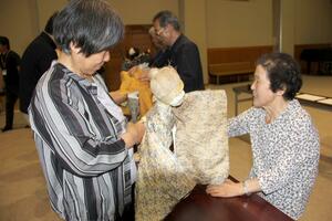 文弥人形の操作を体験するワークショップ＝２１日、佐渡市中興