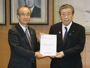 自民党の森山裕幹事長(右)に要望書を手渡す花角英世知事=東京・永田町