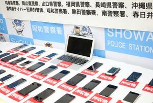 押収されたスマートフォンやノートパソコンなど=16日午後、名古屋・昭和署