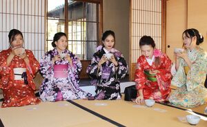 着物姿でお茶を楽しむ参加者=11月4日、新潟市中央区