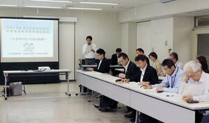 特殊詐欺などの被害を防ぐ方法について、県警や企業の担当者らが議論した意見交換会=6月6日、県庁