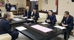 自民県連４役が２０２６年度予算編成に向けた要望を花角英世知事に行った＝２６日、県庁