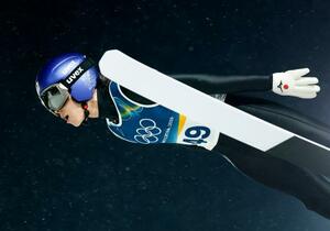 男子個人ラージヒル 小林陵侑の1回目の飛躍=プレダッツォ(共同)