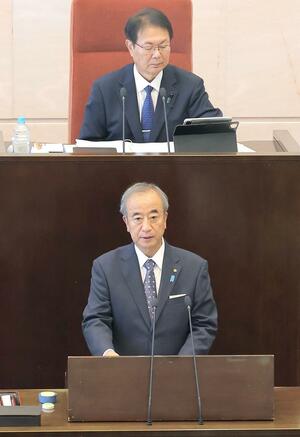 ３選後初の定例会で、提出した議案の説明をする花角英世知事＝３０日、県議会