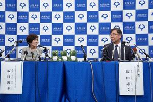 ノーベル生理学・医学賞に選ばれ、記者会見する大阪大の坂口志文特任教授(右)と妻で研究者の教子さん=7日午後、大阪府吹田市