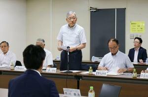 意見交換会で、あいさつする北海道上ノ国町の工藤昇町長=8日午後、札幌市
