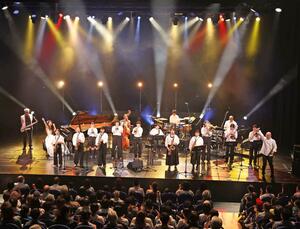ジャズピアニストのMasumi Yamamotoさんと長岡ジャズキッズが共演したライブ=長岡市千秋3