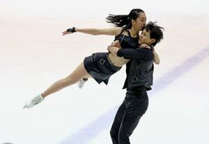 クリス・リード杯で演技するアイスダンスの櫛田育良(左)、島田高志郎組=長野県軽井沢町風越公園アイスアリーナ