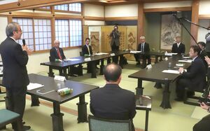 柏崎刈羽原発の避難路などについて意見を交わした知事と市町村長との懇談会=11月21日、出雲崎町