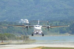 慣熟飛行で佐渡空港を離陸するトキエアの機体＝１９日、佐渡市