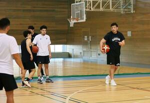 今季のチーム初練習を行ったＢ３の新潟アルビレックスＢＢ。選手らに指示を出す鵜澤潤監督＝７月２２日、長岡市の中之島体育館