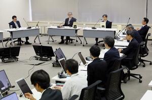 敦賀原発2号機を巡り開かれた原子力規制委の会合。再稼働の条件となる審査で不合格とすることを正式決定した=11月13日午前、東京都港区