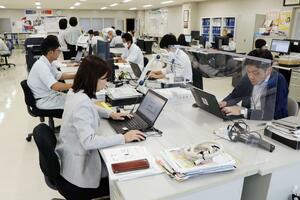 従業員の服装選択を自由にしたコロナのオフィス=三条市