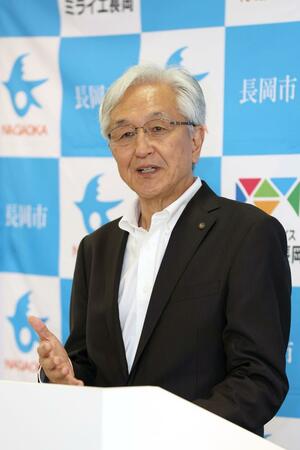 会見する磯田達伸市長=8月23日、長岡市