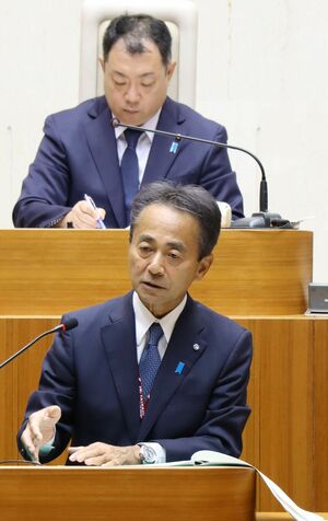 3期目の所信表明演説をする胎内市の井畑明彦市長=8日、胎内市議会