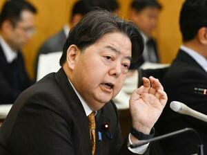 インタビューに答える林総務相