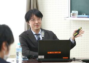 自殺予防講演会で語る東京慈恵会医科大学の小高文聡准教授=上越市下門前