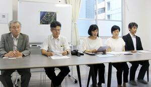 記者会見する「中越風力発電を考える会」のメンバーら=28日、東京・西新橋