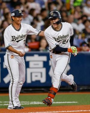 6回、満塁本塁打を放ち、雄たけびを上げるオリックス・紅林(右)=京セラドーム