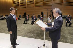 県経済振興賞の表彰を受けるエステーリンクの齋藤隆範社長(左)=新潟市中央区