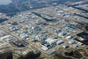 日本原燃の使用済み核燃料再処理工場=3月、青森県六ケ所村