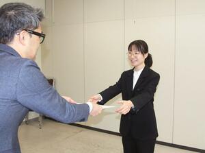 県地域おこし協力隊員に任命された兪珉亨さん（右）