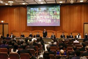 　所属地方議員らを集めた緊急会議であいさつする日本維新の会代表の吉村洋文大阪府知事＝１５日午後、大阪市中央区