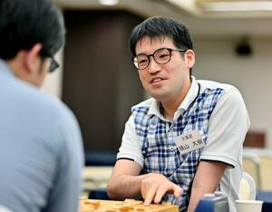 将棋の第79回全日本アマチュア名人戦の決勝戦で、岩手代表の高橋海渡さん(左)を破り優勝した北海道代表の横山大樹さん=14日、東京都港区