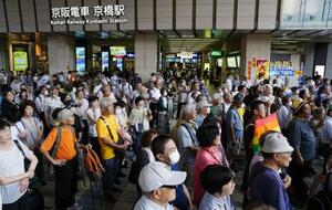 足を止め街頭演説に耳を傾ける人たち=18日午後、大阪市(画像の一部を加工しています)