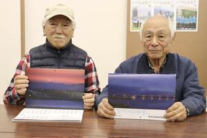 2026年版カレンダーを紹介する新潟水俣病阿賀野患者会の曽我浩会長(右)と、写真家の小原王明さん=新潟市中央区