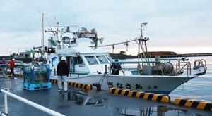 岩船港に到着した粟島航路の代替船=26日午後6時前、村上市