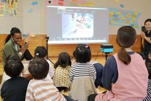 翠松保育園と南アフリカの保育園の園児が、お互いの国の野菜の名前などを紹介し合ったオンライン交流会=新潟市西区寺尾上2