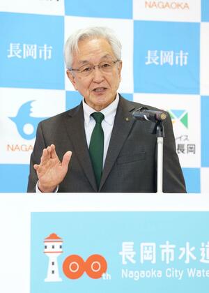 会見する磯田達伸市長＝２２日