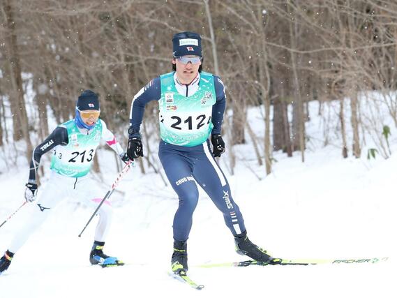 成年男子Ａ　７位入賞の山﨑叶太郎（中大）が急坂を登る＝秋田県鹿角市