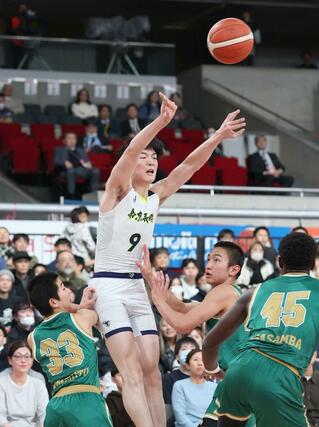 男子準々決勝　帝京長岡－福岡第一　第１クオーター、帝京長岡の藤田珀がパスをさばく＝２７日、東京体育館