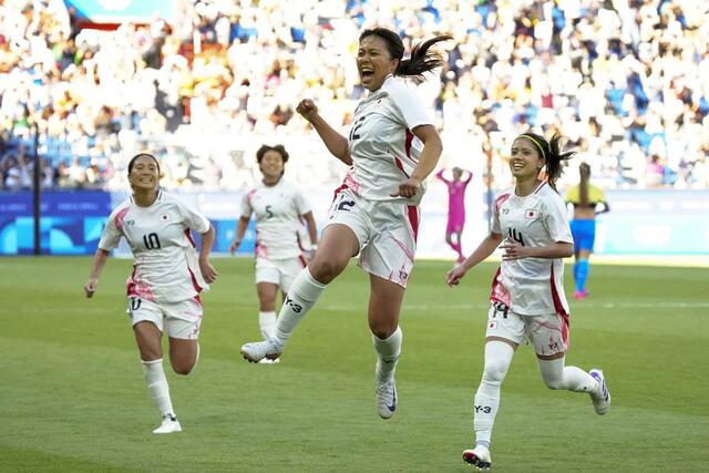 日本－ブラジル　試合終了間際、決勝ゴールを決め、跳び上がって喜ぶ谷川（中央）＝パリ（ゲッティ＝共同）