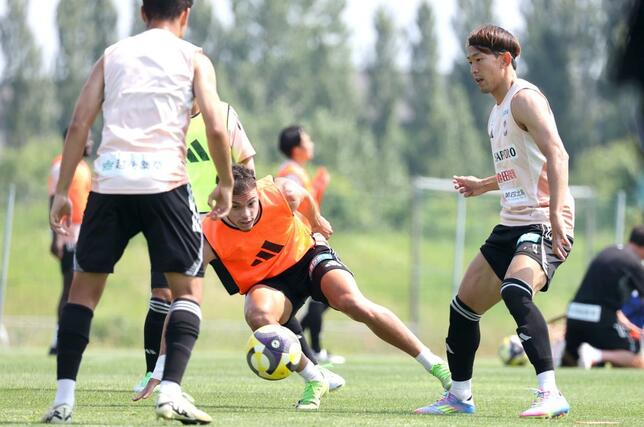 第２１節・新潟－福岡　前日練習　ボール回しをする新潟の選手＝６月２０日　聖籠町の専用練習場