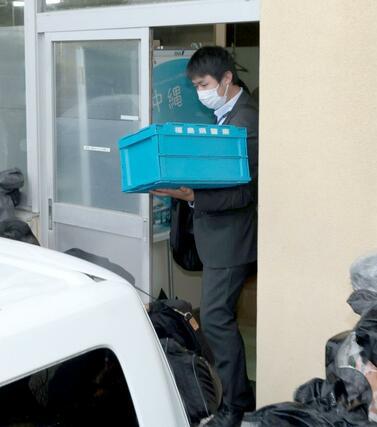 押収物を積み込む福島県警の捜査員＝８日、五泉市村松