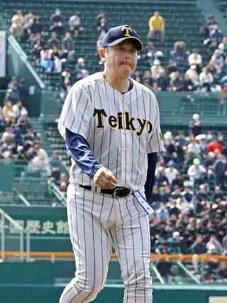 東北－帝京長岡　１－５で敗れ、悔しそうに引き上げる帝京長岡の芝草宇宙監督＝２３日、阪神甲子園球場
