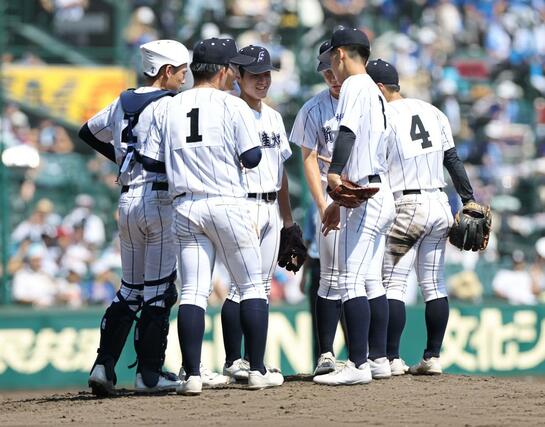 3回裏ピンチでマウンドに集まる新潟産大付ナイン