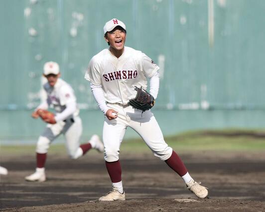 ９回六日町　２死走者無し　最後の打者を打ち取り笑顔を見せる新潟商２番手の渡辺新大＝柏崎市佐藤池球場