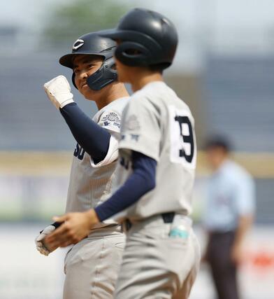 中越－富山第一　５回中越２死満塁、２点適時打を放ち塁上でガッツポーズする仲丸陽大＝エコスタ