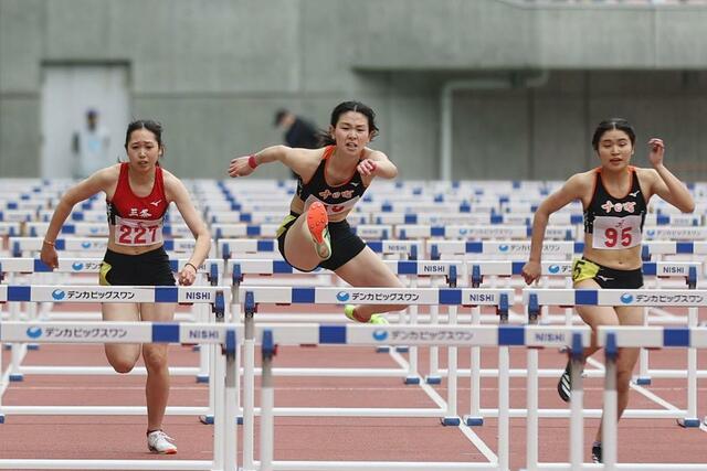 女子100メートル障害で連覇を決めた池来実(十日町)= デンカビッグスワンスタジアム